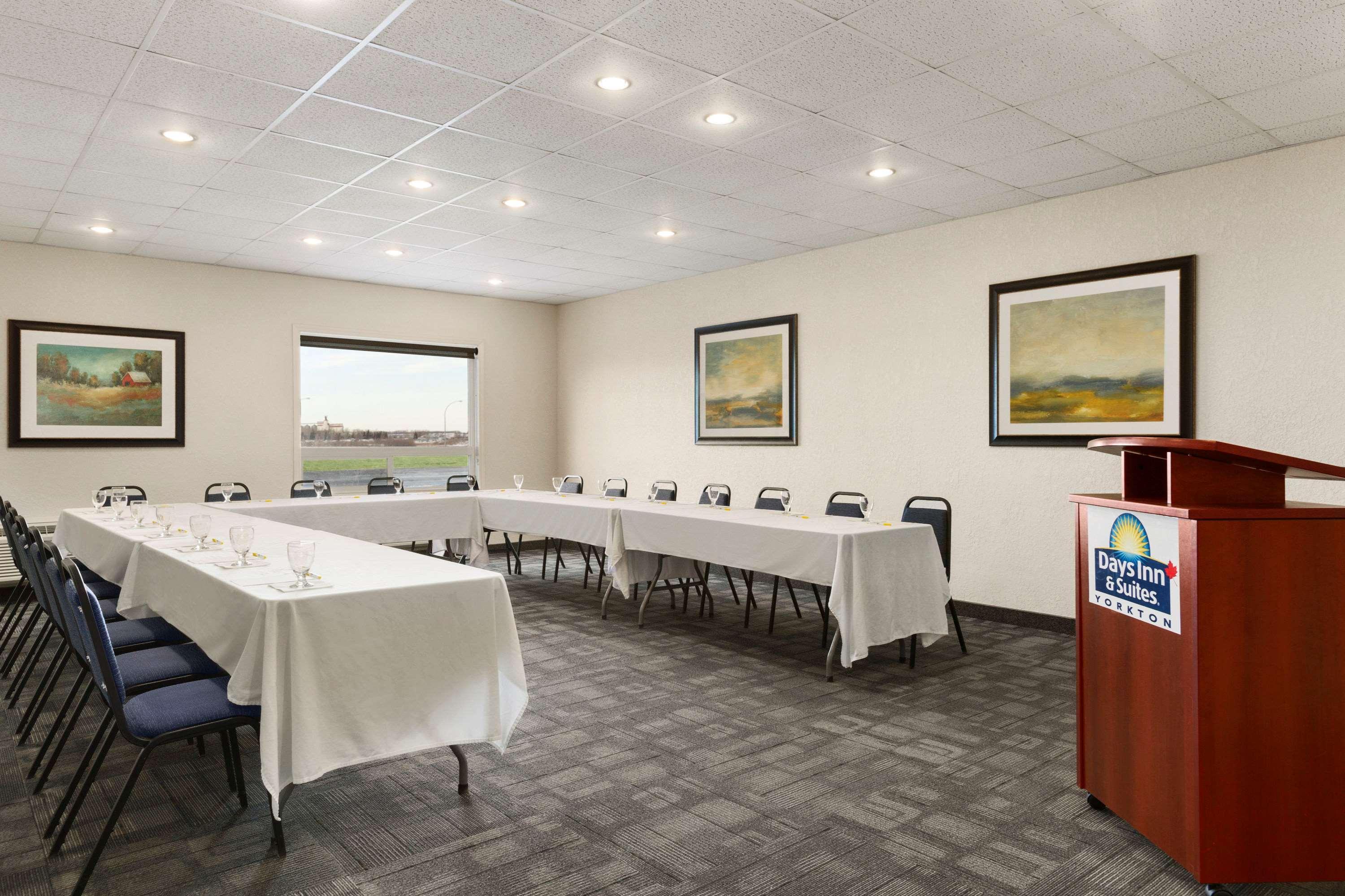 Days Inn & Suites By Wyndham יורקטון מראה חיצוני תמונה