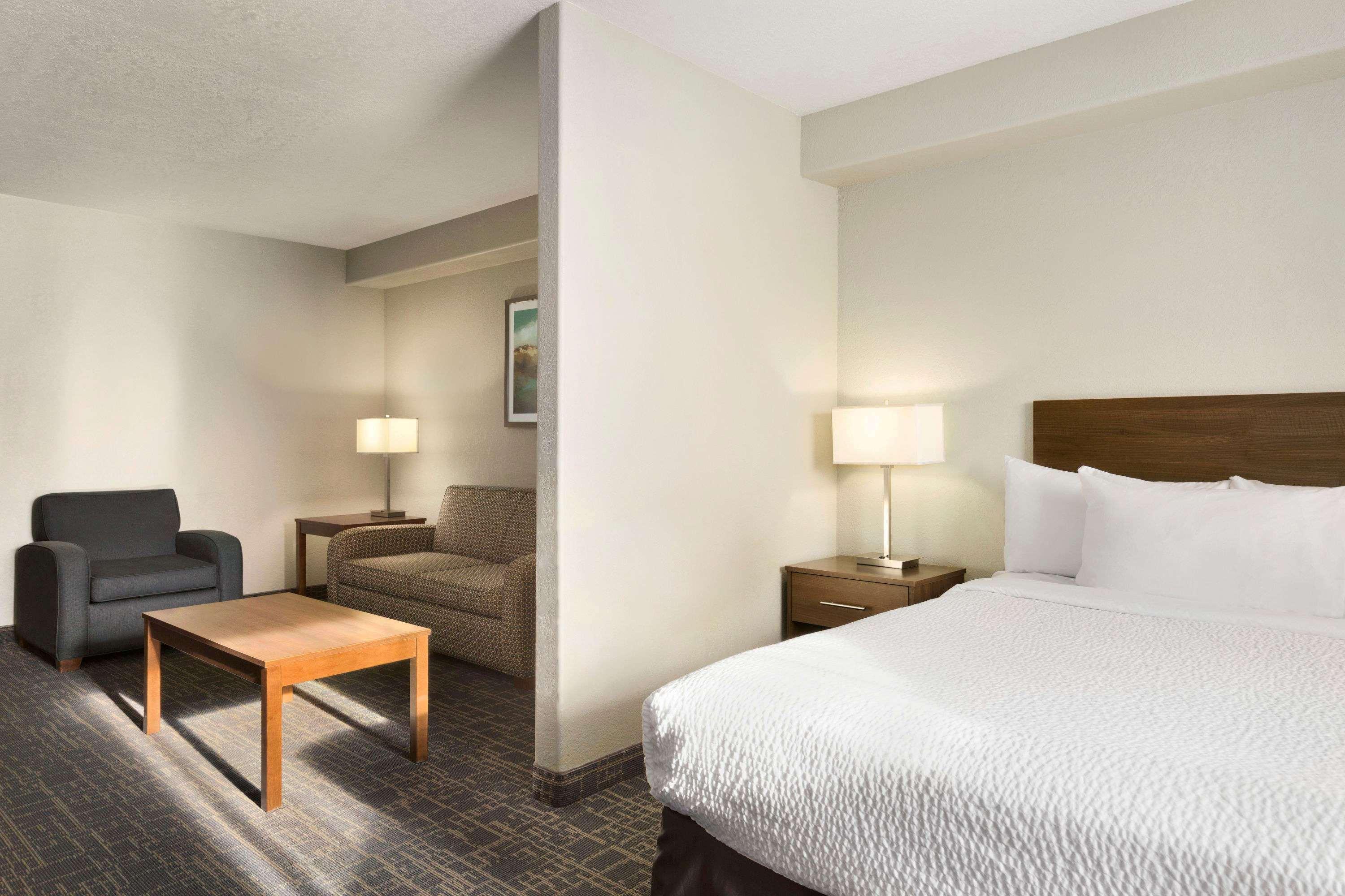 Days Inn & Suites By Wyndham יורקטון מראה חיצוני תמונה