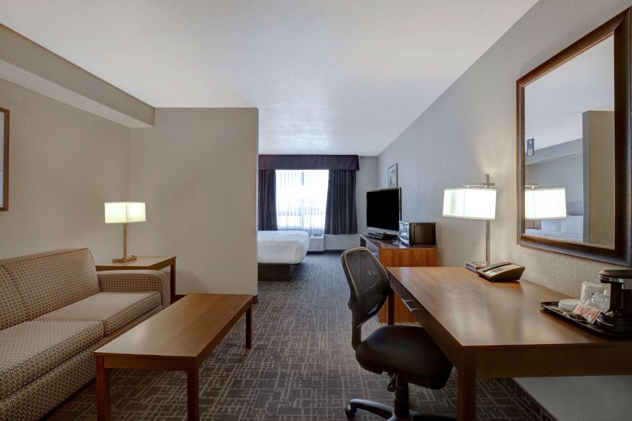 Days Inn & Suites By Wyndham יורקטון מראה חיצוני תמונה
