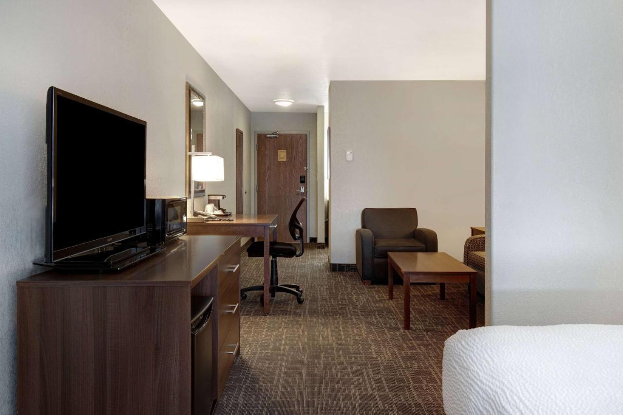 Days Inn & Suites By Wyndham יורקטון מראה חיצוני תמונה