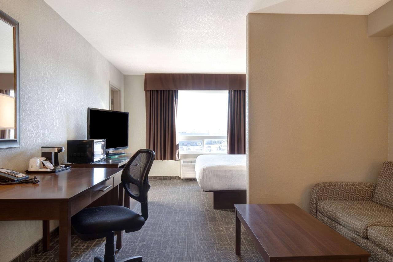 Days Inn & Suites By Wyndham יורקטון מראה חיצוני תמונה