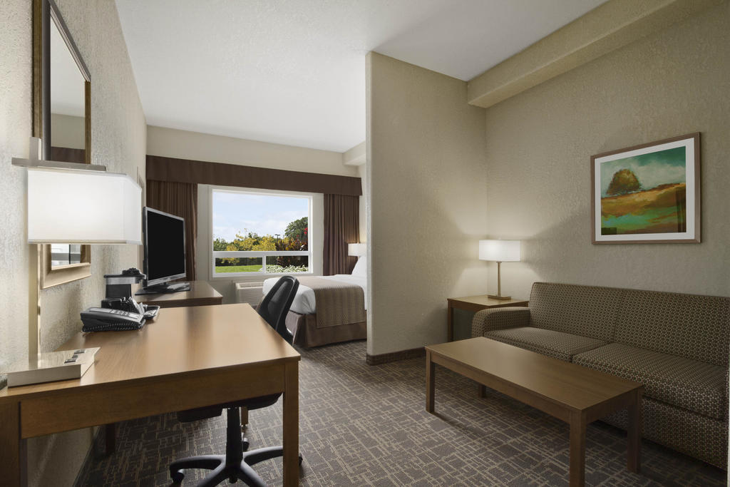 Days Inn & Suites By Wyndham יורקטון מראה חיצוני תמונה