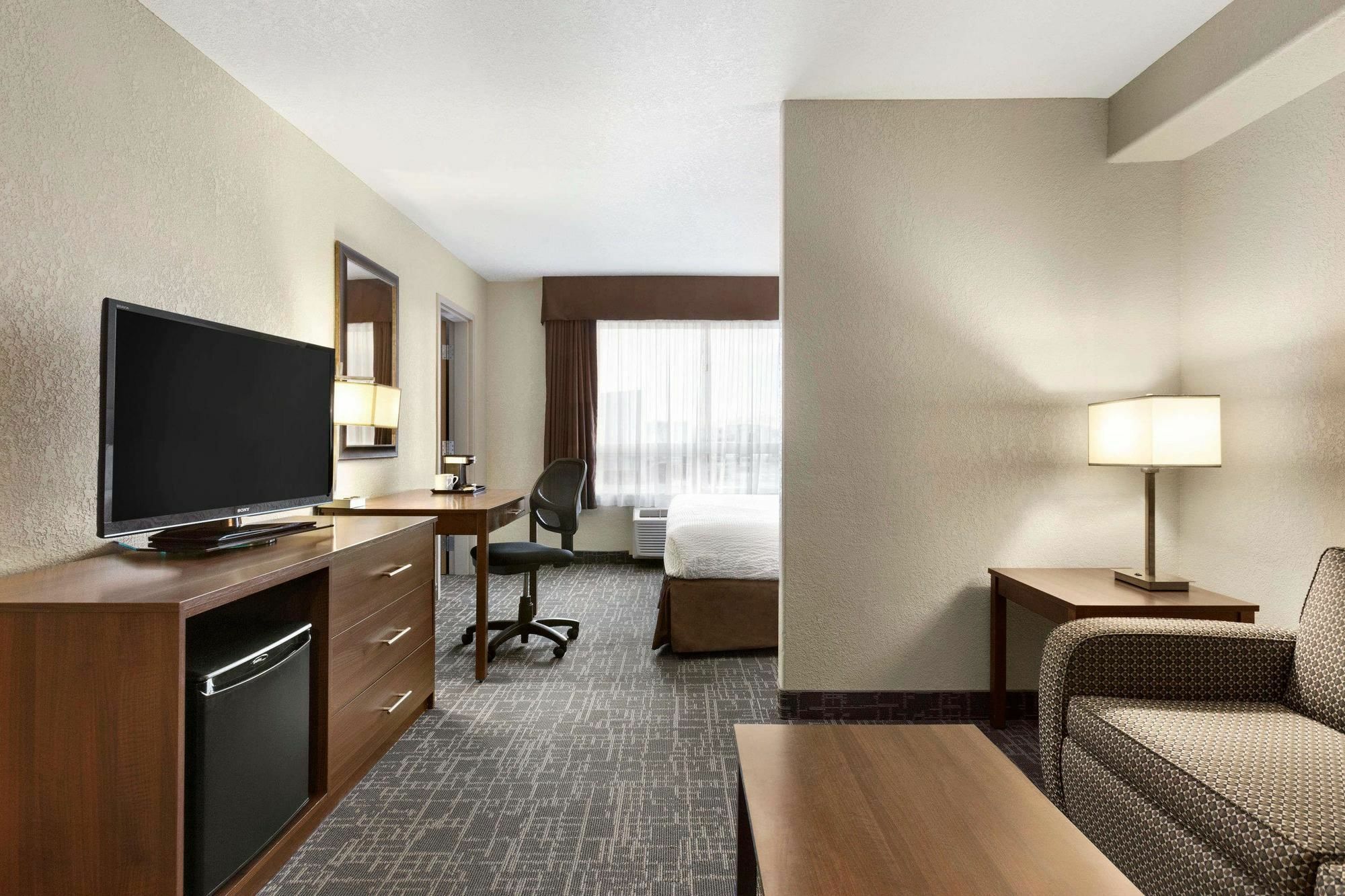Days Inn & Suites By Wyndham יורקטון מראה חיצוני תמונה